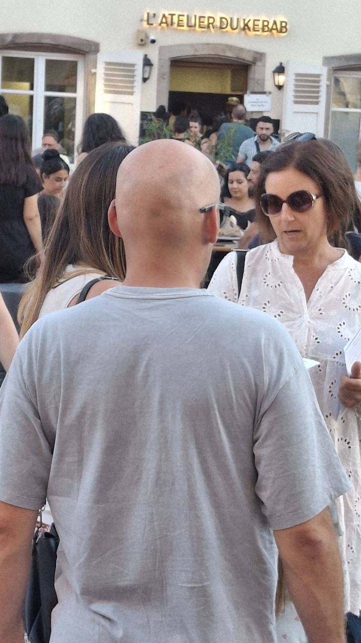 Ambiance du corso fleuri de Sélestat, où le collectif a tracté le 8 août 2026