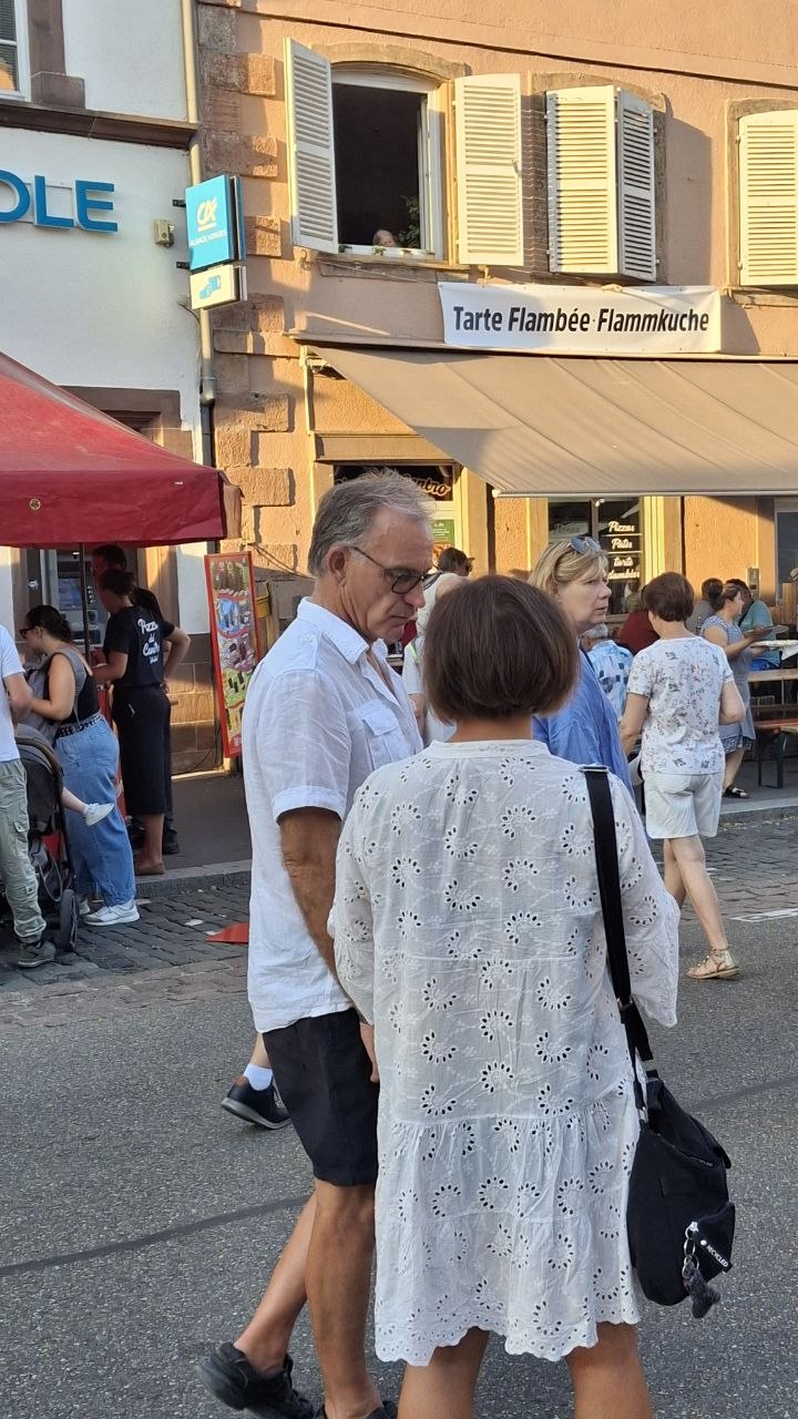 Ambiance du corso fleuri de Sélestat, où le collectif a tracté le 8 août 2026