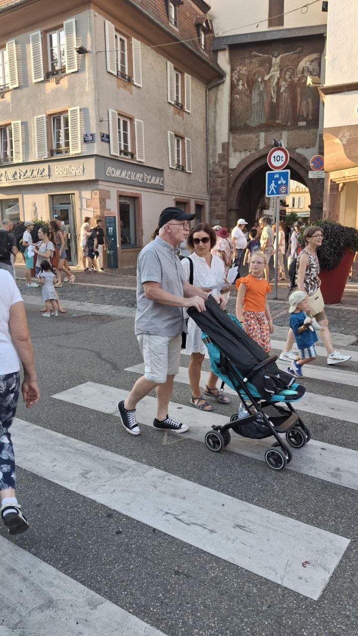 Ambiance du corso fleuri de Sélestat, où le collectif a tracté le 8 août 2026