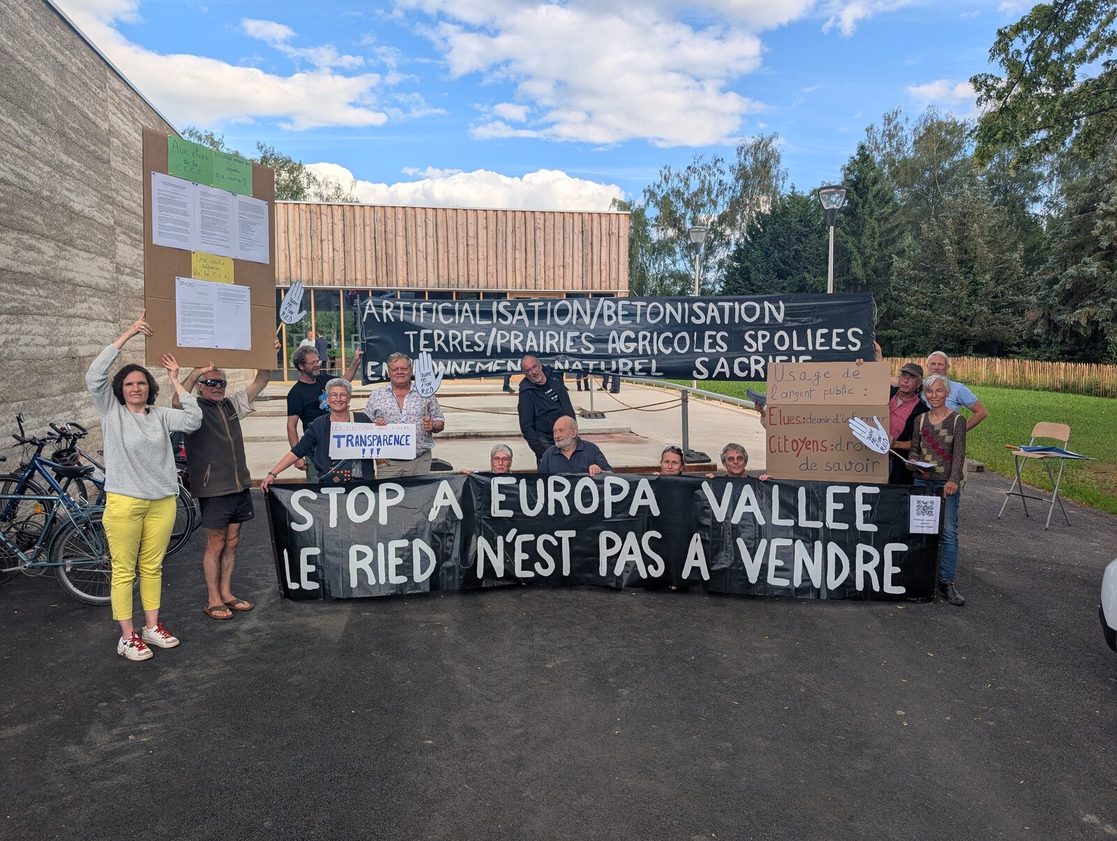 Le collectif rassemblé derrière la banderole « Stop à Europa Vallée — Le Ried n'est pas à vendre » lors du rassemblement devant les élus de la CCCE à Benfeld
