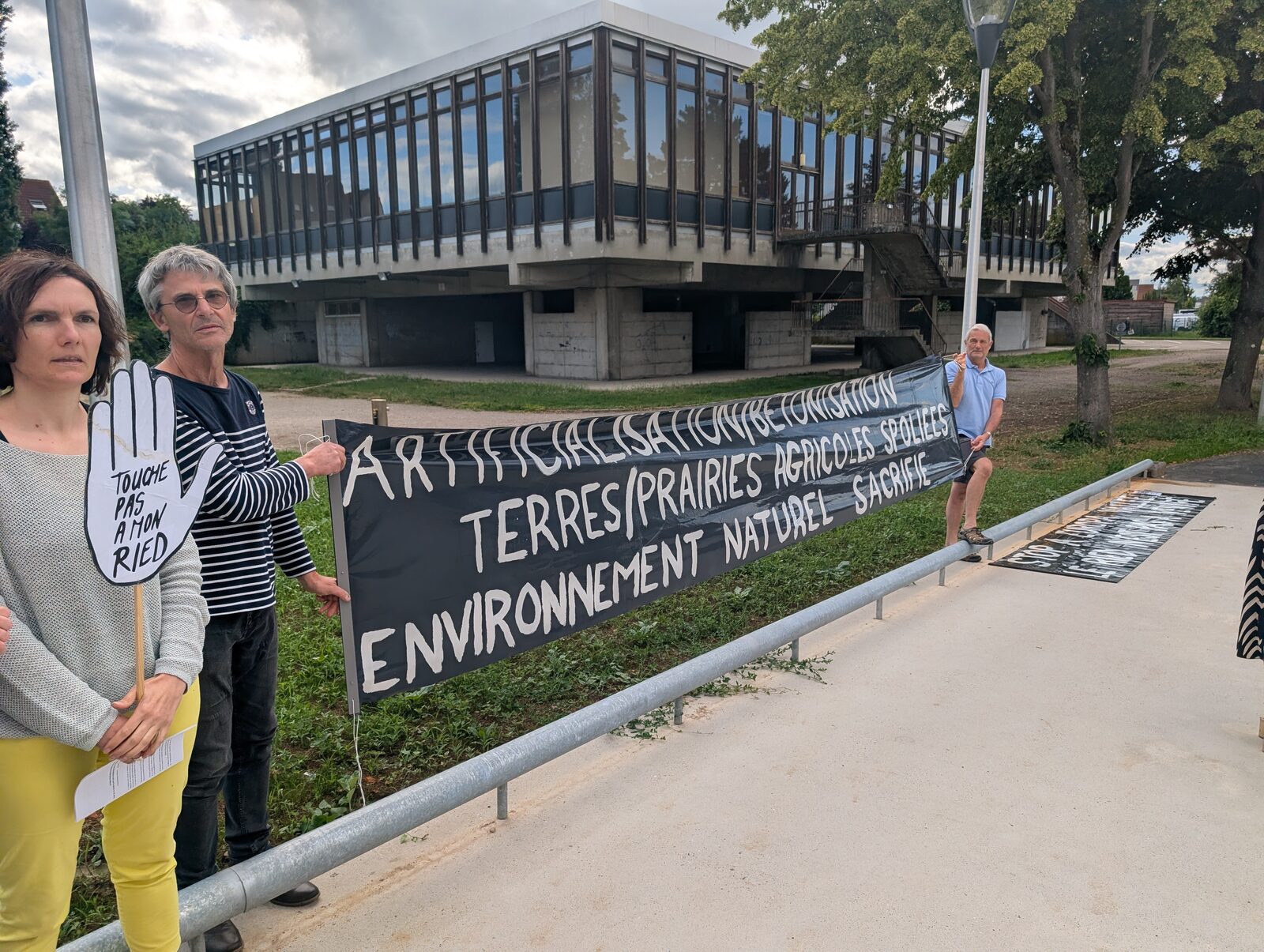Banderole « Artificialisation, bétonisation : terres et prairies agricoles spoliées, environnement naturel sacrifié » à Benfeld