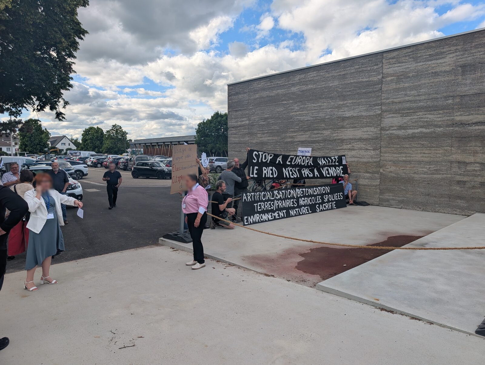La banderole « Stop à Europa Vallée — Le Ried n'est pas à vendre » déployée contre le bâtiment, à Benfeld